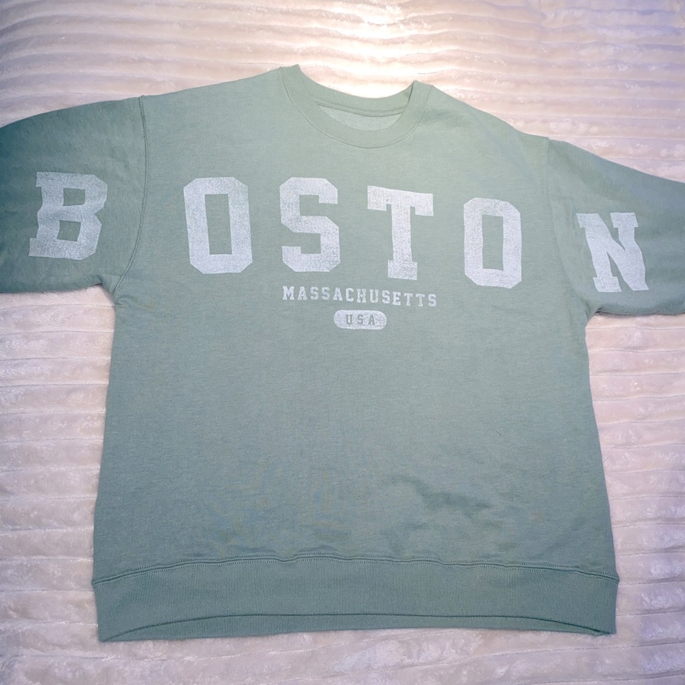 Hollister oversized graphic crewneck sweatshirt Boston MA sage green